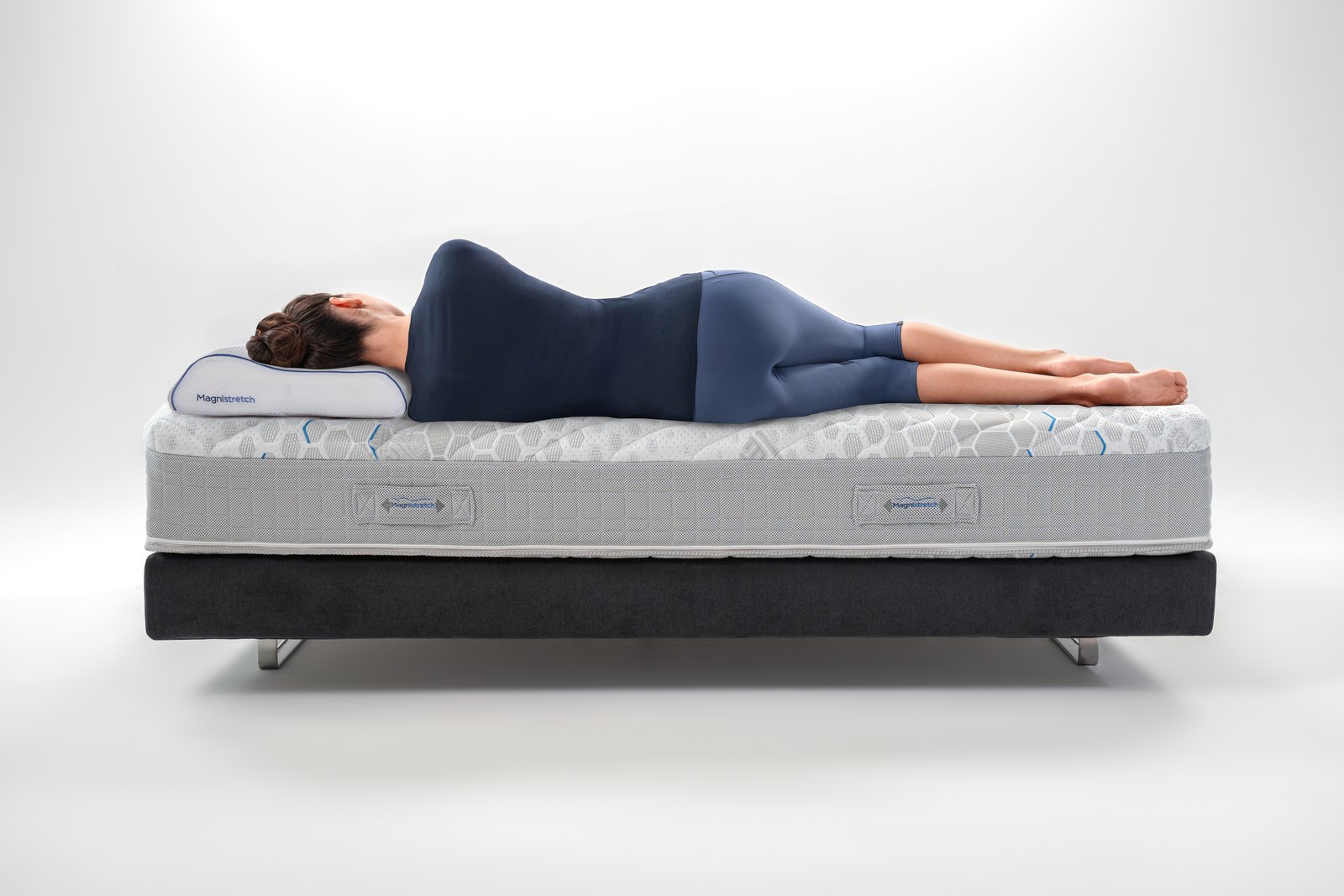 Magniflex MagniStretch Pillow on a MagniStretch mattress